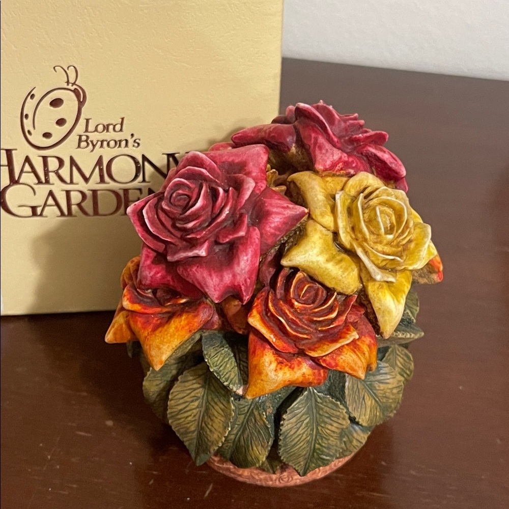 Harmony Kingdom Figurine Box “Rose Party”